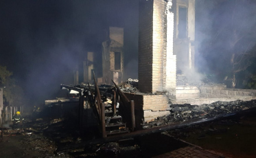 Incêndio deixa quatro chalés destruídos em Laguna