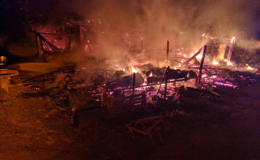 Galpão com fumo é destruído por incêndio, em Lauro Müller