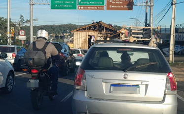 Transporte irregular de casa gera lentidão no trânsito em Criciúma