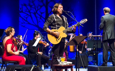 A profunda relação de Lenine com a música