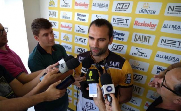 Criciúma apresenta Léo Gamalho