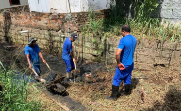 Rios e córregos de Criciúma passam por limpeza manual
