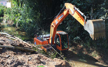Urussanga: Limpeza do Rio dos Americanos é iniciada pela Administração Municipal
