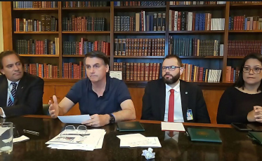 Bolsonaro analisa três nomes e prevê evangélico para STF