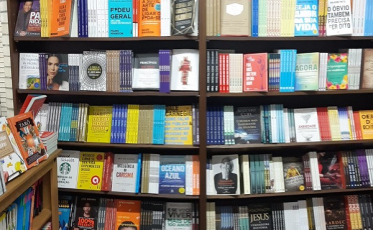 Shopping Della recebe livraria Ponto e Vírgula