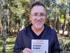 Empresário criciumense lança livro sobre desacelerar em meio à correria da vida contemporânea