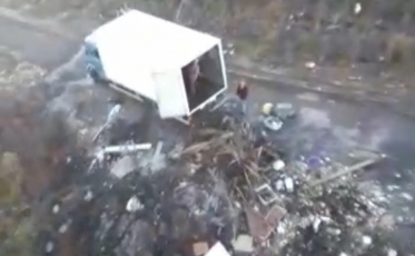 Saer flagra caminhão despejando lixo em terreno perto de ferrovia (VÍDEO)