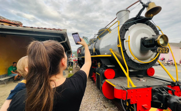 Locomotiva é o mais novo cartão-postal de Pedras Grandes  