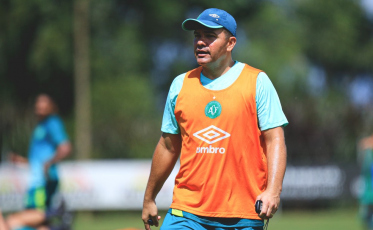 Chapecoense oficializa saída de Umberto Louzer