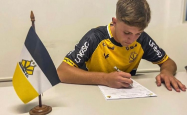 Atleta da base do Criciúma assina contrato profissional com o clube