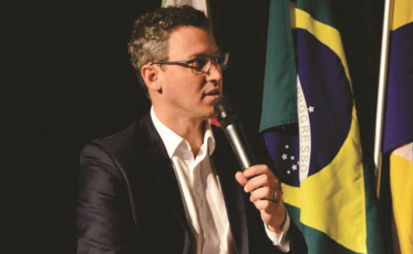 Deputados pedem a saída de Lucas Esmeraldino. Outros querem a permanência