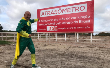 Luciano Hang inaugura placa do 