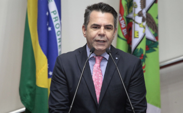 Impeachment: Relatório está pronto, mas voto só nesta terça