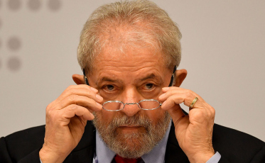 Defesa de Lula faz novo pedido de liberdade, citando suspeição de Moro