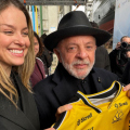 Lula recebe camiseta do Criciúma durante agenda oficial em Santa Catarina
