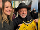 Lula recebe camiseta do Criciúma durante agenda oficial em Santa Catarina