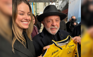 Lula recebe camiseta do Criciúma durante agenda oficial em Santa Catarina
