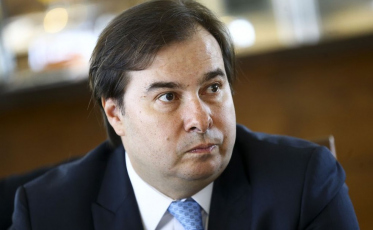 Site afirma que exame de coronavírus de Rodrigo Maia deu positivo