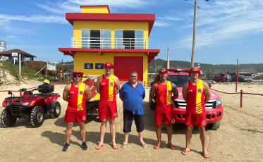 Bombeiro Militar da reserva visita praias que atuou como guarda-vidas por 40 anos 