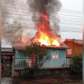 Chamas destroem residência de madeira e ameaçam casa ao lado em Içara
