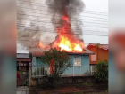 Chamas destroem residência de madeira e ameaçam casa ao lado em Içara