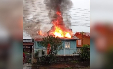 Chamas destroem residência de madeira e ameaçam casa ao lado em Içara