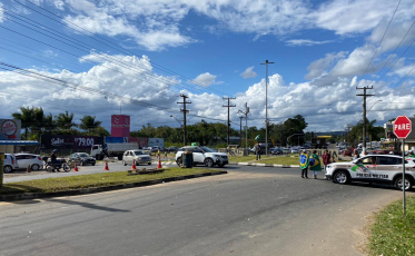 Manifestantes protestam em frente ao Exército Brasileiro em Criciúma neste sábado