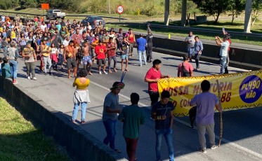 Indígenas fecham a BR-101 em manifestação contra o marco temporal (VÍDEO)