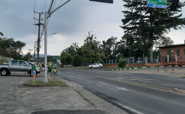 Manifestantes se reúnem em frente ao 28º G.A.C.