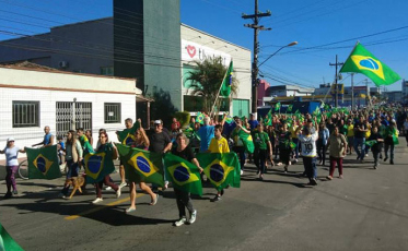 Comerciantes fecham as portas e manifestantes lotam a principal via do Rio Maina