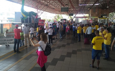 Manifestantes se reúnem no Terminal Central contra a Reforma da Previdência