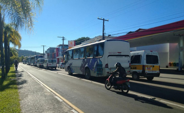 Vans e micro-ônibus partem da Unesc em direção a BR-101 (Vídeo)