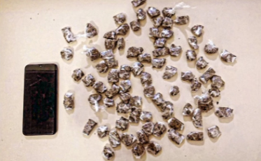 Com ajuda de cão farejador, PM localiza maconha em residência de Tubarão