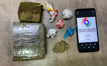 Adolescente é apreendido com torrões de maconha