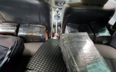 Carro emplacado em Criciúma é apreendido com 215 Kg de maconha na BR-101