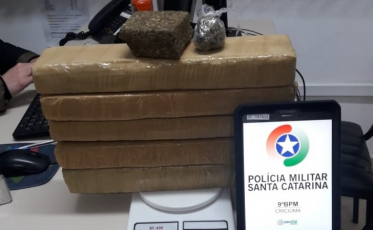Adolescente é apreendido com cinco quilos de maconha