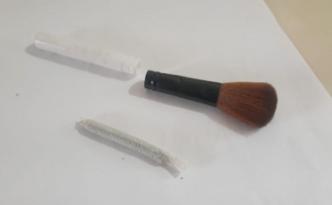 Criciúma: Aluna é flagrada com cigarro de maconha dentro de pincel de maquiagem