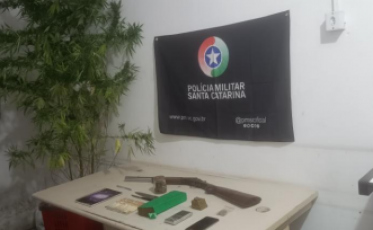 Araranguá: jovem é preso com espingarda e 790 gramas de maconha dentro de casa