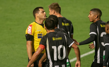 Árbitro de Tigre x Avaí, Traci envolveu-se em polêmicas em jogos do Leão da Ilha