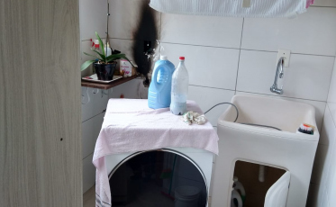  Máquina de lavar ligada à tomada causa princípio de incêndio em Criciúma