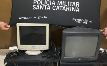 Duas máquinas caça-níqueis são apreendidas no Centro de Criciúma