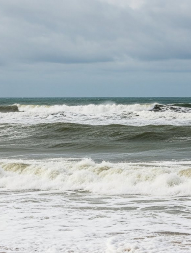 Ondas de até 3 metros: mar agitado aumenta risco de alagamentos costeiros em SC