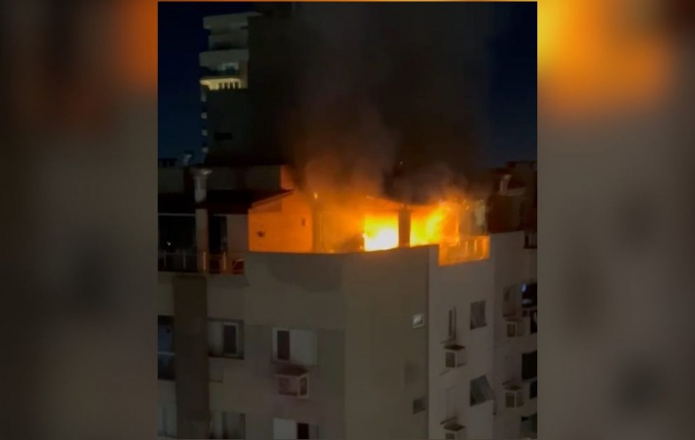 Incêndio atinge cobertura de edifício no Centro de Criciúma