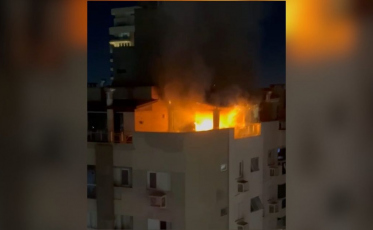 Incêndio atinge cobertura de edifício no Centro de Criciúma