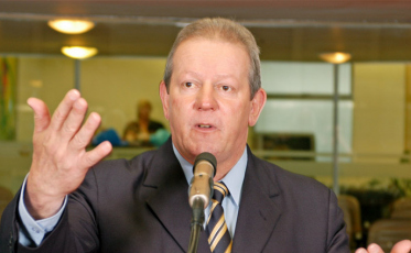 Presidente do PSDB afirma que partido não abre mão da candidatura de Bauer