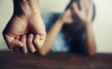 Homem é preso após espancar esposa grávida de sete meses