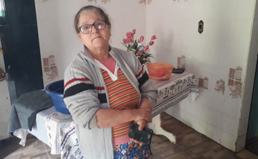 O lodo trazido pelo Rio Sangão deixou famílias desamparadas