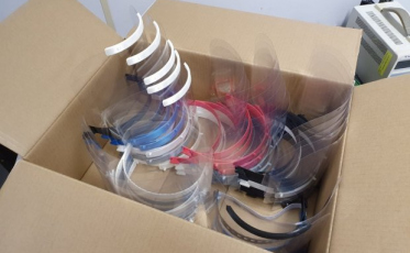 Estudantes e professores universitários produzem máscaras de proteção com tecnologia 3D