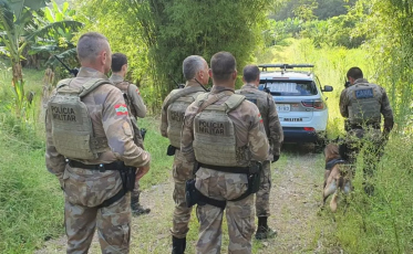 Em cumprimento de mandado de prisão, homem é preso escondido no mato em Araranguá