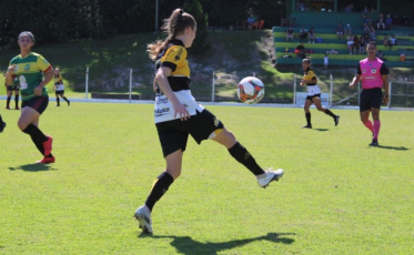 Meninas Carvoeiras estreiam com vitória no Jasc